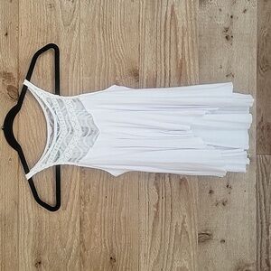 Daytrip XSmall White Tiered Tank with Lave Yoke